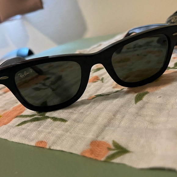 Ray-Ban Black Wayfarer Sunglasses - Picture 4 of 4